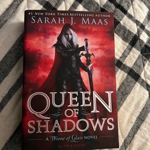 Throne of Glass Book - Sarah J Maas - Queen of Shadows